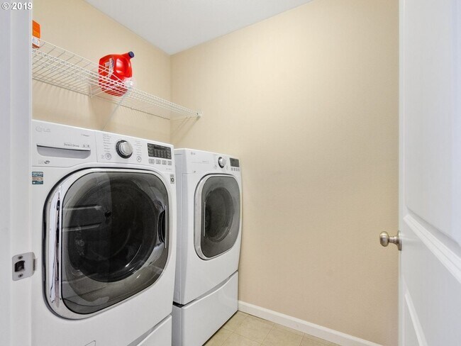 Building Photo - Gorgeous 4 Bed, 2.5 Bath Tuscany Home!