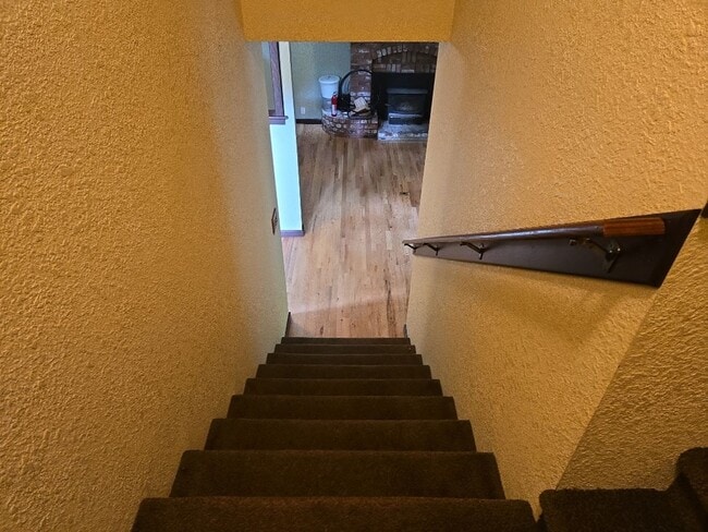 Building Photo - Pet Friendly! Redwood views! 3-bedroom hom...