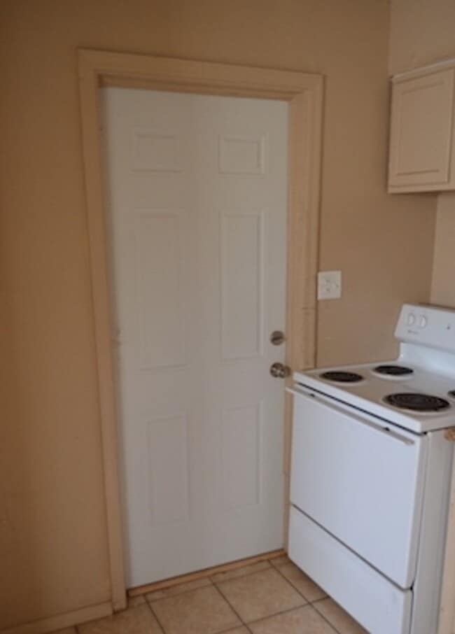 Building Photo - Two Bedroom One Bath Home on a large lot w...