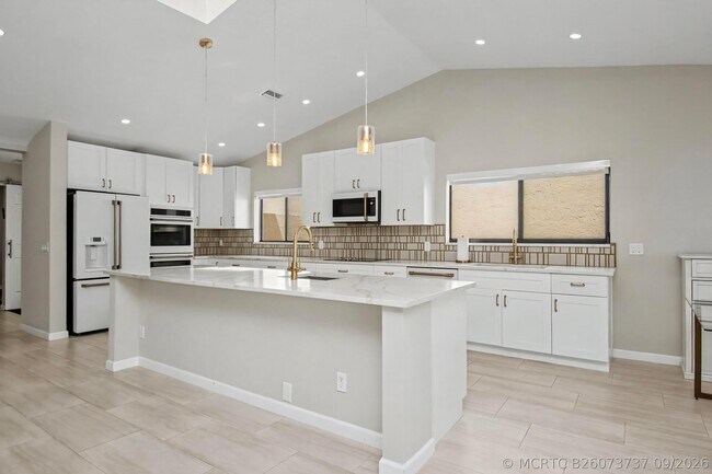 Building Photo - 21460 Laguna Dr