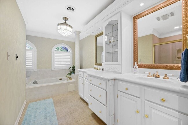 Building Photo - Gorgeous, multi-level condo!