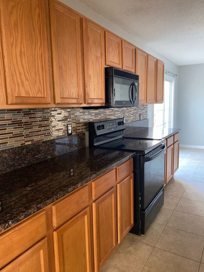 Building Photo - Three Bedroom Two Bath Home