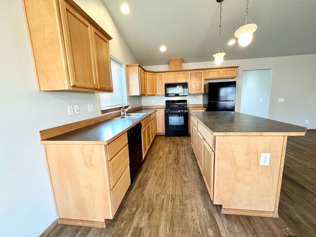 Building Photo - 4 Bed 2 Bath Home with Garage and Yard