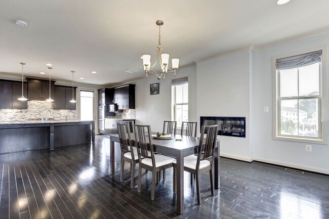 Building Photo - 3 Bed 4.5 Bath - Silver Spring Townhouse i...
