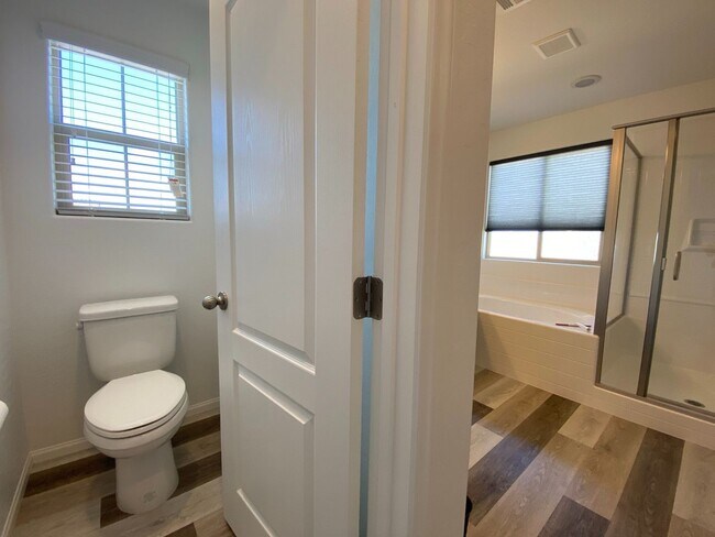 Building Photo - Gorgeous Home in Gated Community!