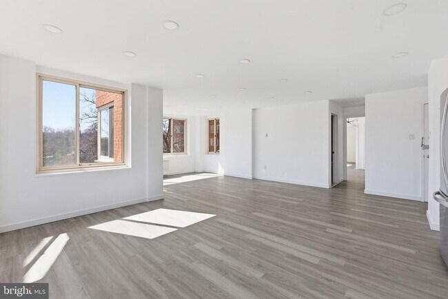 Building Photo - 4000 Tunlaw Rd NW