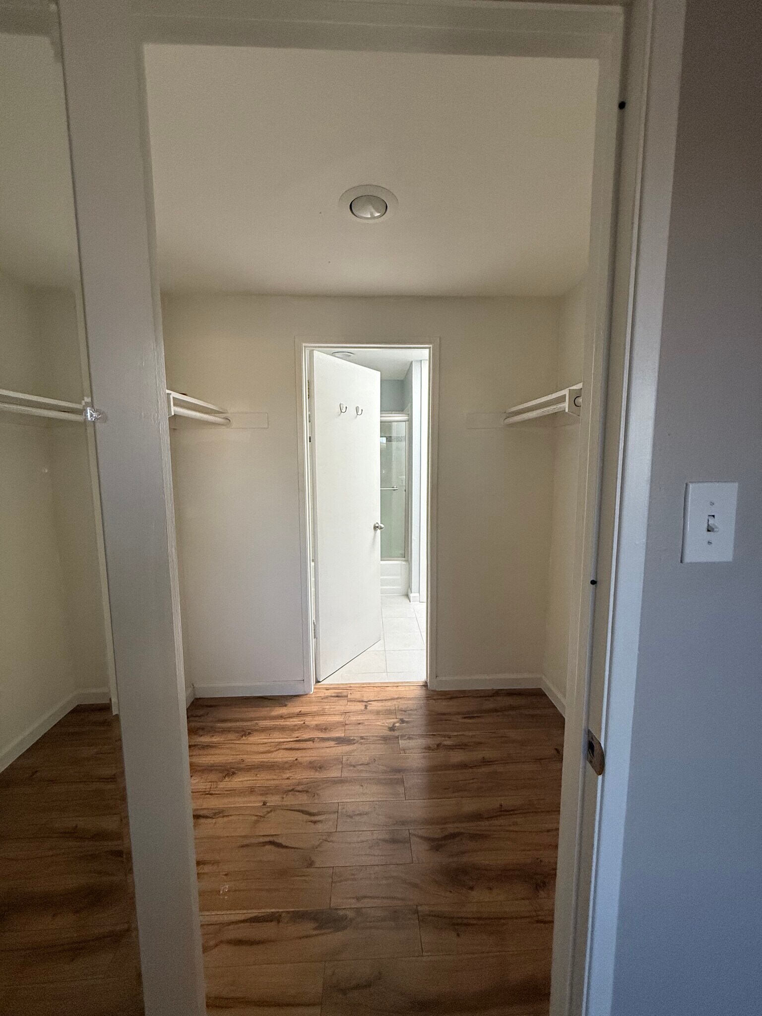 Building Photo - 1886 Fairway Park