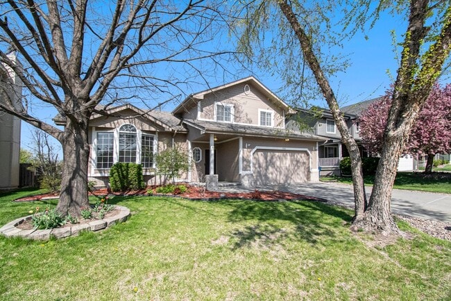 Building Photo - 3 bed + 3 bath Millard tri- level! Ready for move in!