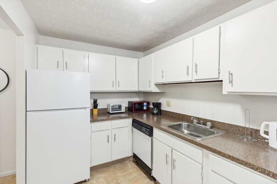 Building Photo - 5556 Broadview Rd