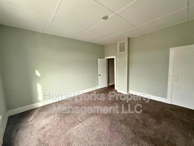 Building Photo - 2449 Barclay St