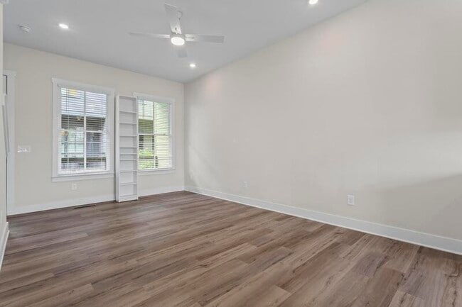 Building Photo - 1066 Crest Cir SE