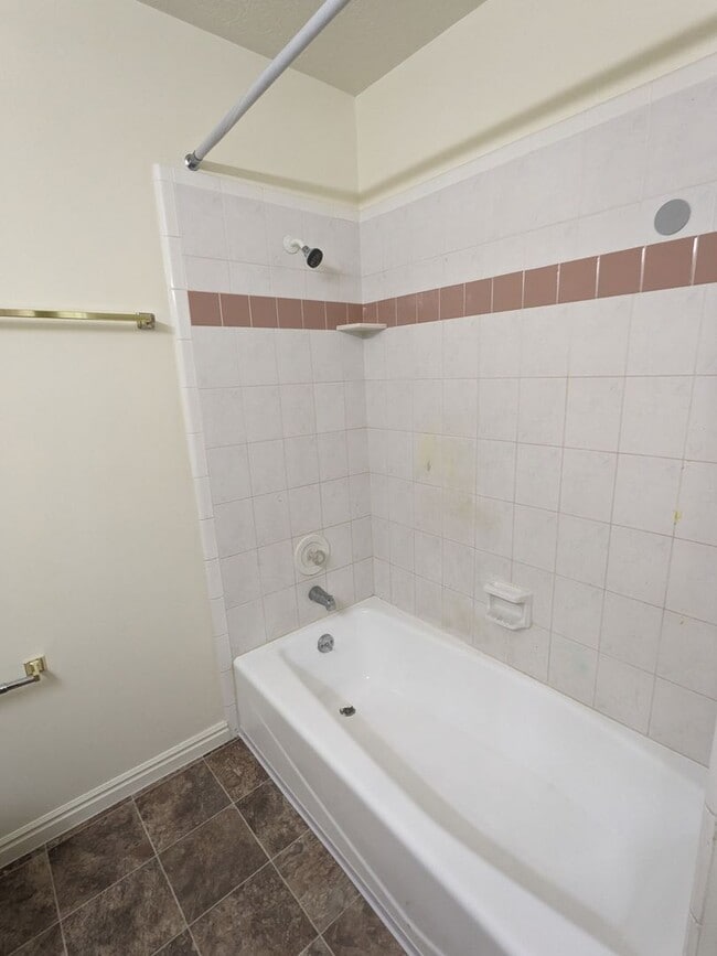 Building Photo - Layton 3 Bed Townhome with Garage & Fenced Yard – 2 Weeks Free!