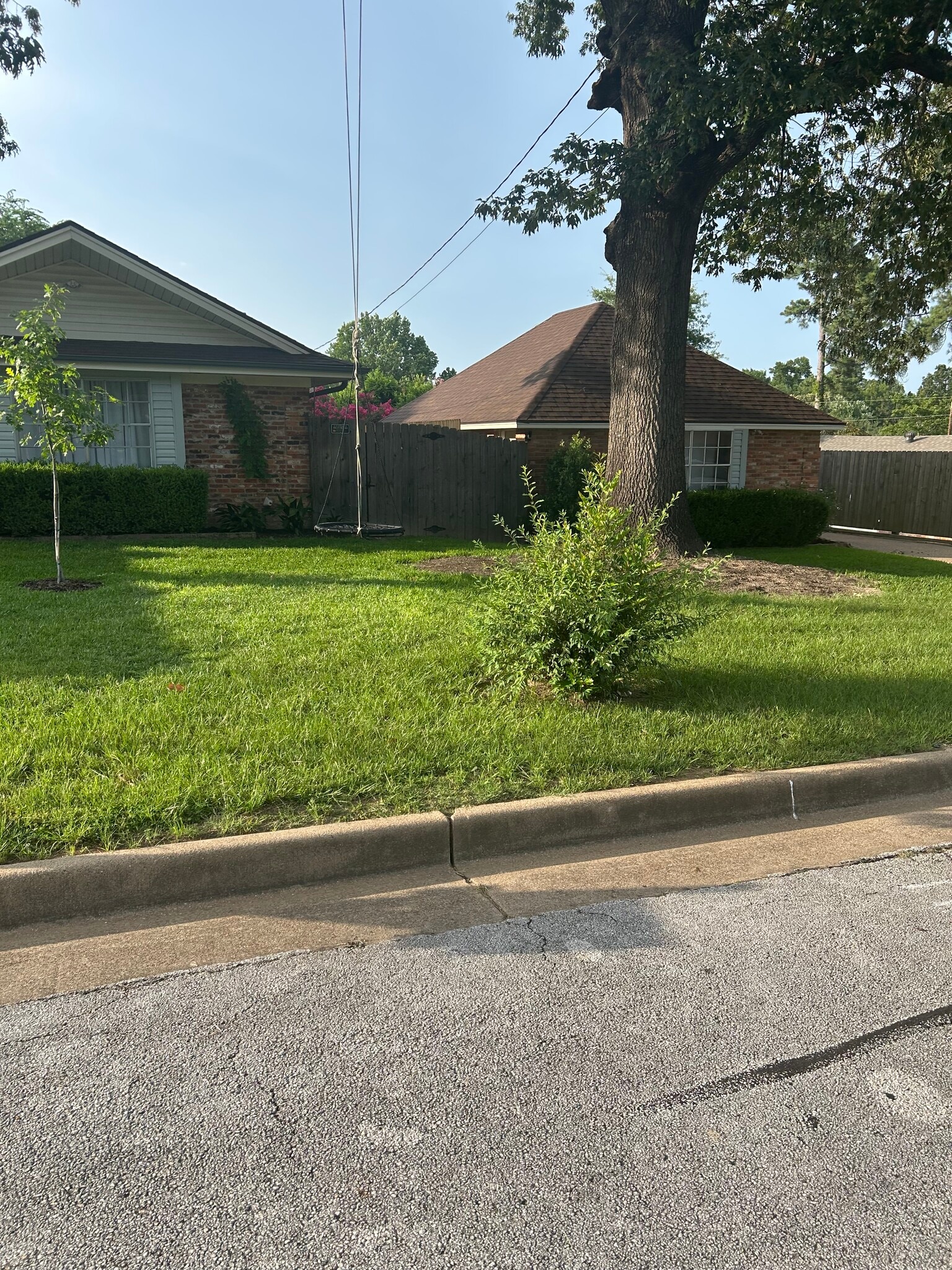 Entrance to studio is gated next to the detatched garage - 2812 Anita Ln