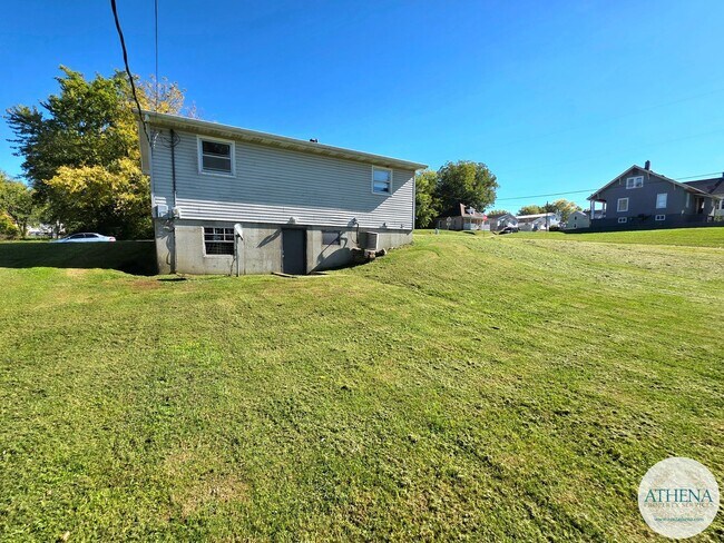 Building Photo - 2 Bedroom / 1 Bath House - SIZABLE YARD & W/D HOOKUPS