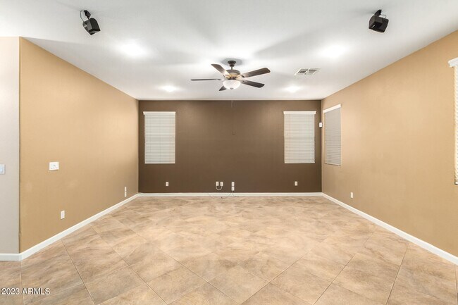 Building Photo - 363 W Myrtle Dr