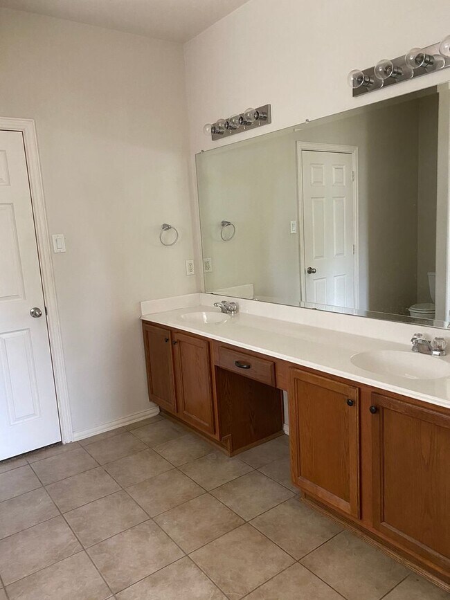 Building Photo - Spacious 2 Story Home in Weatherford Texas
