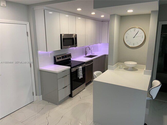 Building Photo - 2900 Banyan St