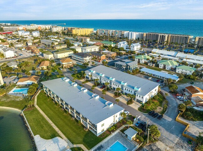 Building Photo - Luxury 3 Bedroom Townhouse on Okaloosa Island!