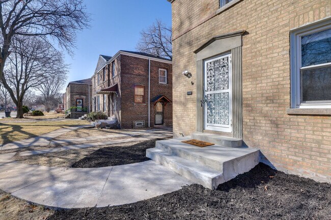 Building Photo - 9828 S Yates Blvd