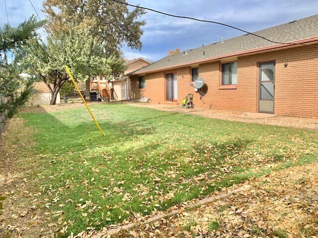 Building Photo - 3 Bed/2 Bath Ranch Style Home near Lake Lo...