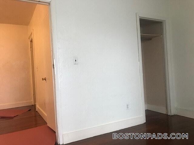 Building Photo - 8 Adella Pl