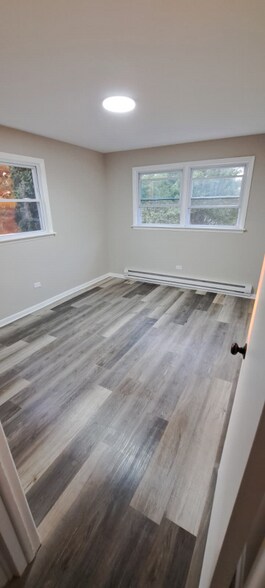 Building Photo - 1379 River Dr