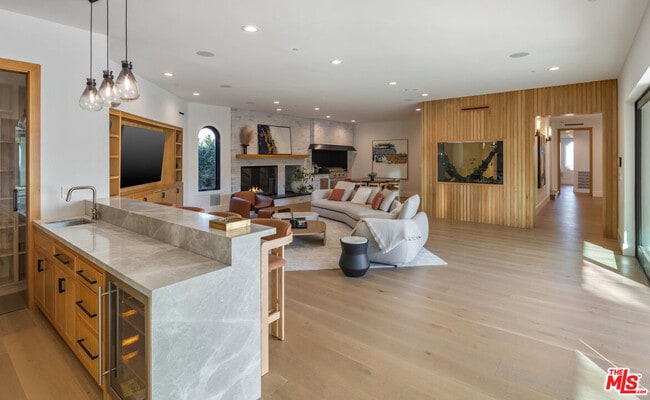 Building Photo - 7052 Dume Dr