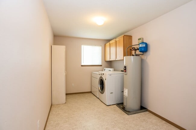 Building Photo - Charming 3-Bedroom Home in Redmond: Spacious Yard & Prime Location!