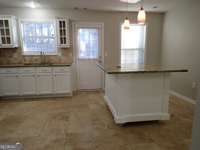 Building Photo - 827 Sinclair Way