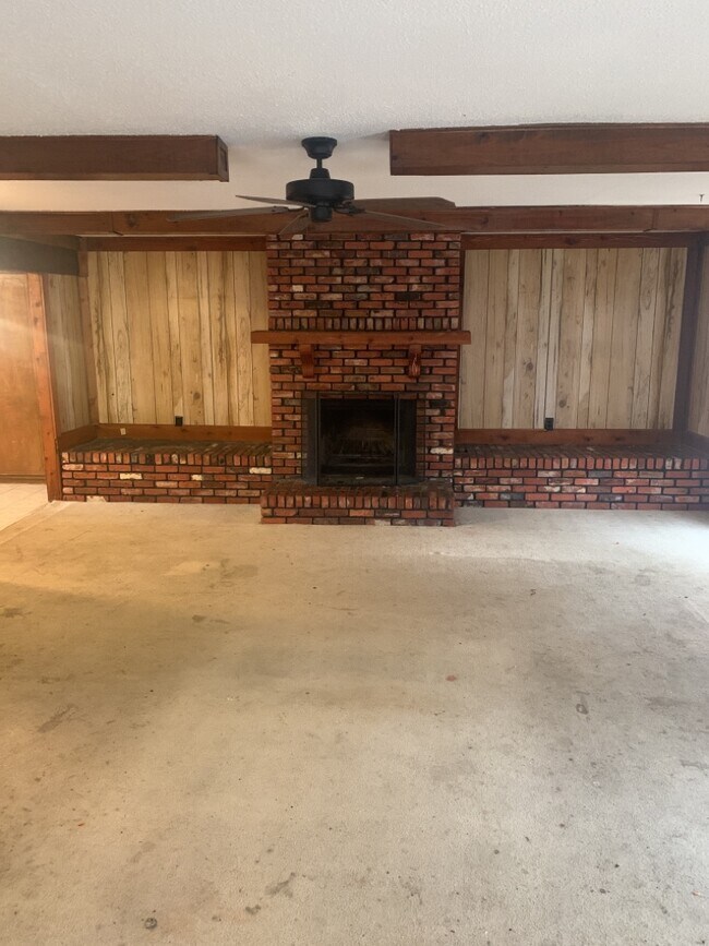 Building Photo - 431 Spring Valley Rd