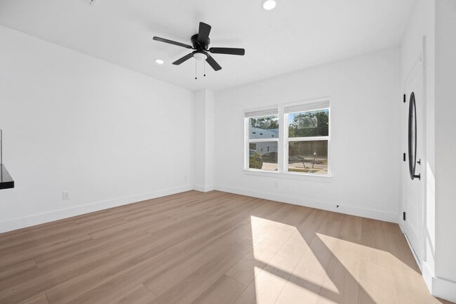 Building Photo - 8412 Sunnyhill St