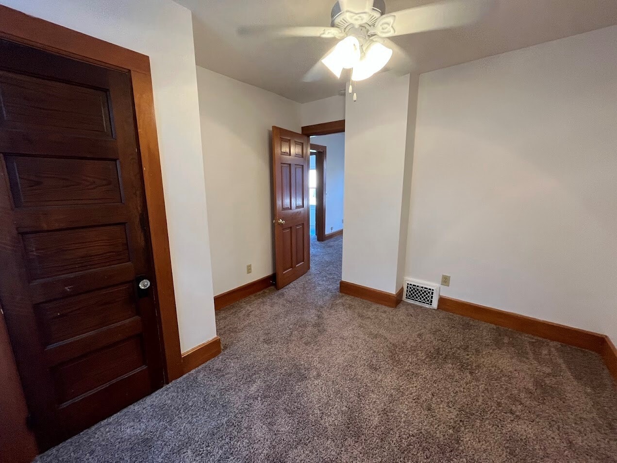 Building Photo - 917 E Johnson St