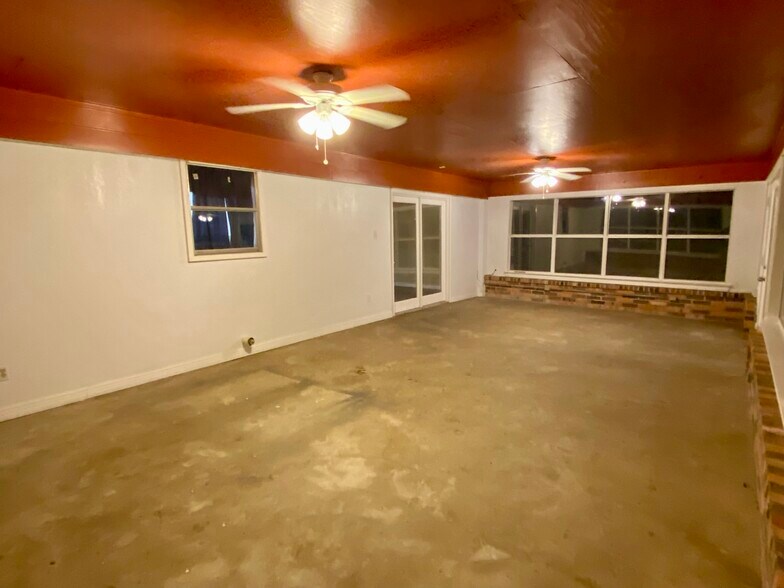 Building Photo - 613 NW Sandra Ln