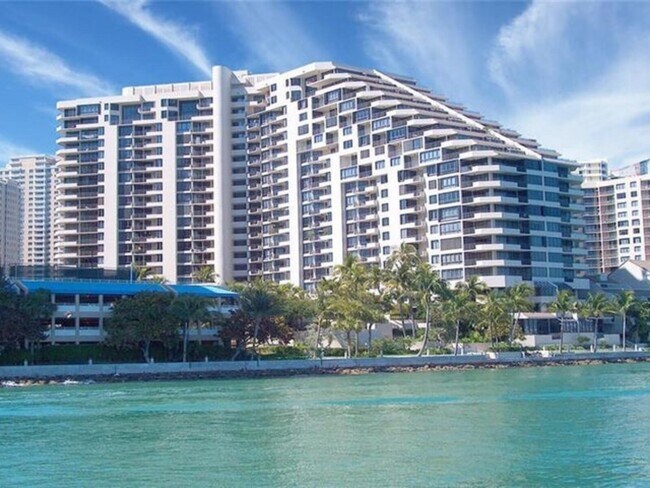 Building Photo - 520 Brickell Key Dr