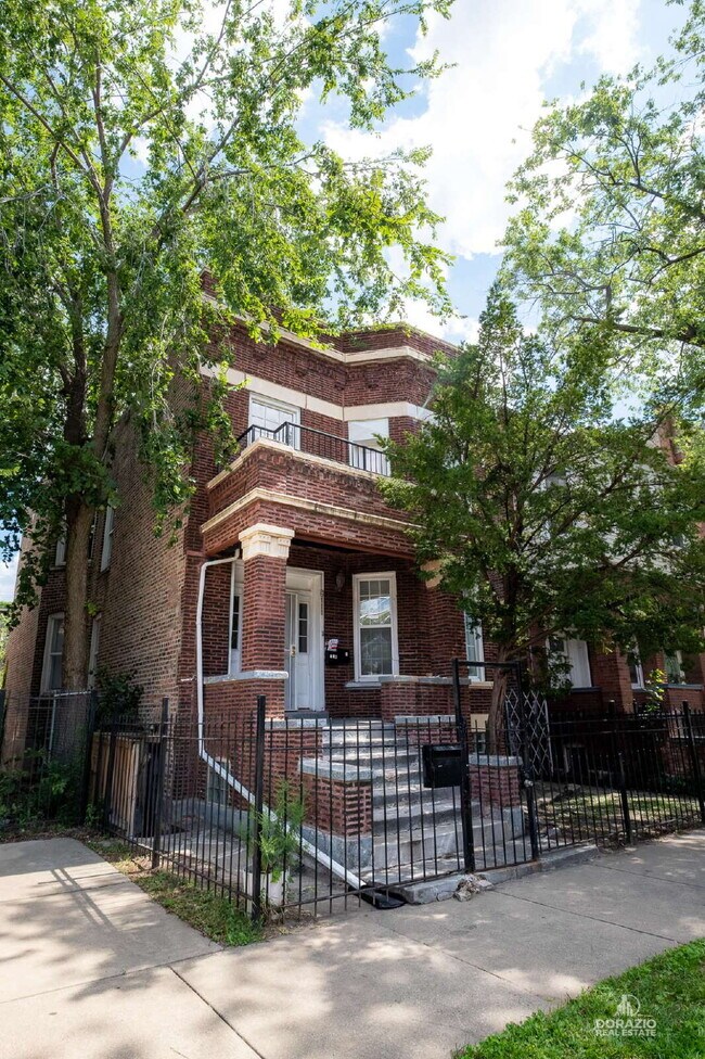 Building Photo - Modern 4BR Apartment with Hardwood Floors, Balcony & Central A/C