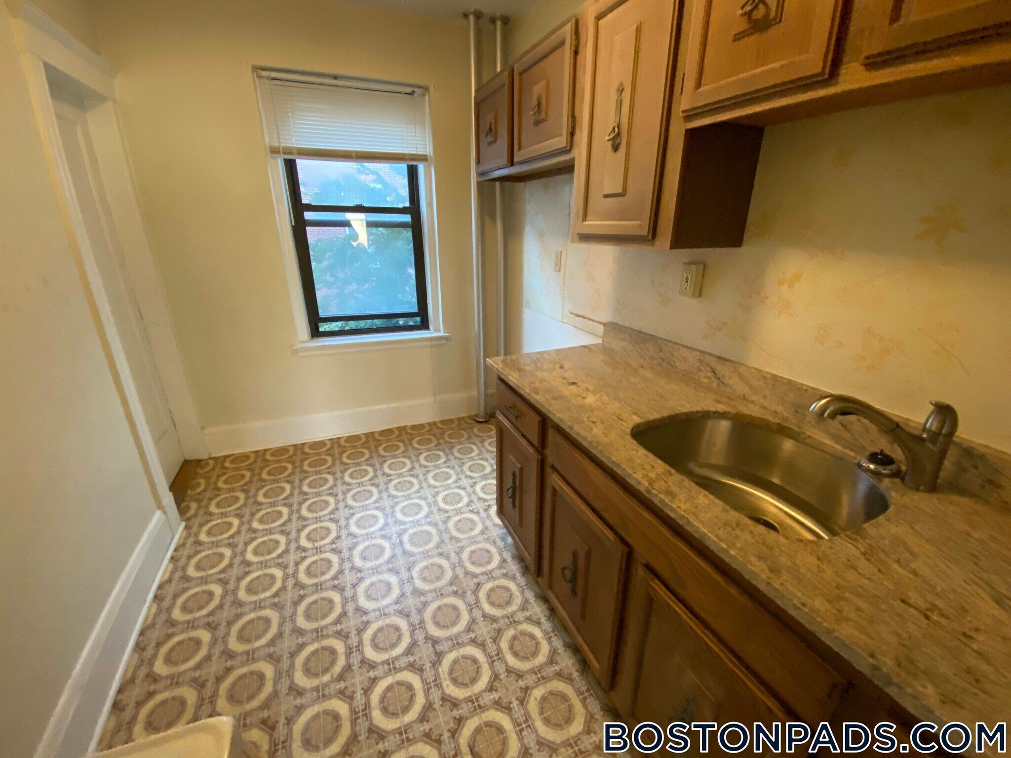 Building Photo - 349 Pleasant St