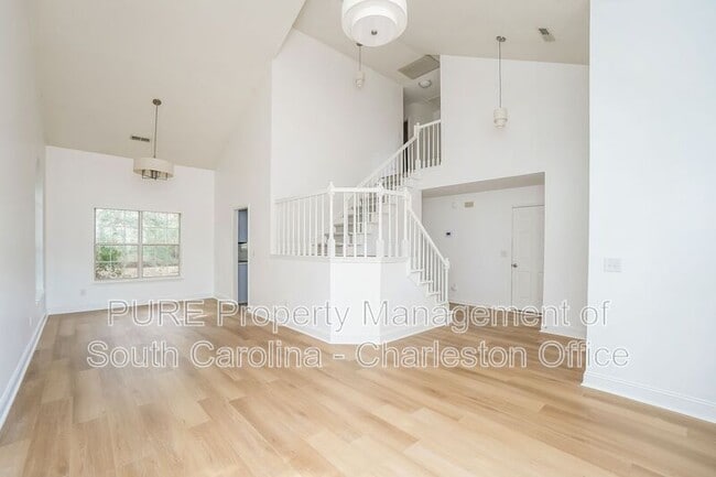 Building Photo - 1928 Oak Tree Ln