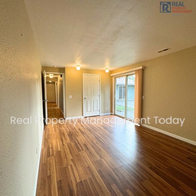 Building Photo - Spacious 5 Bedroom! Move In Ready!