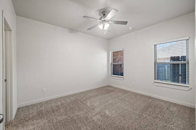 Building Photo - Beautiful Townhome Located South of Town N...