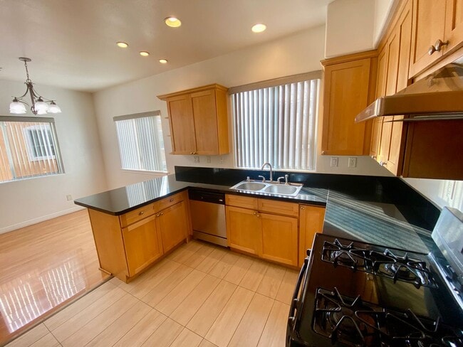 Building Photo - Spacious 4 Bed, 3 Bath Townhouse in Torrance $3,850