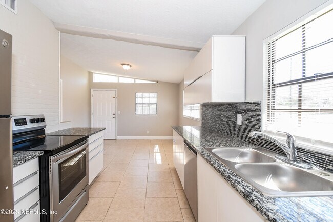 Building Photo - 7613 Crest Dr N