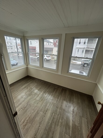 Building Photo - 772 Globe St