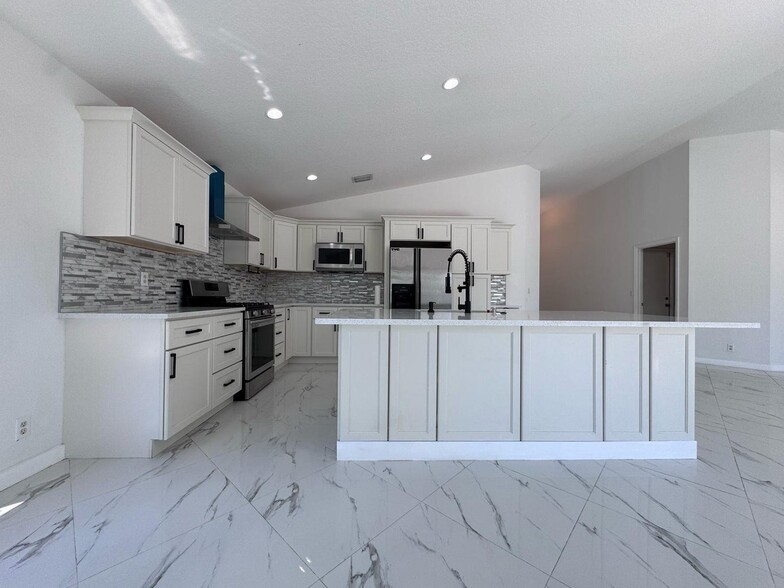 Building Photo - 240 Malibu Cir