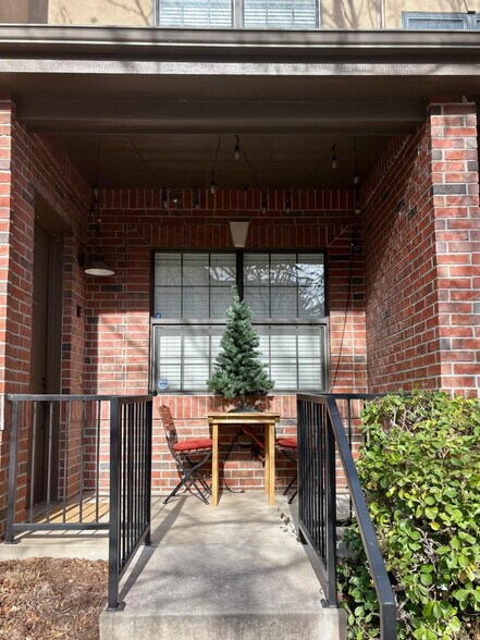 Front patio area - 200 Poplar St