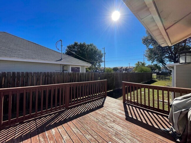 Building Photo - Charming Single-Story, 3Bed/2Bath Gem Minutes from Southtown