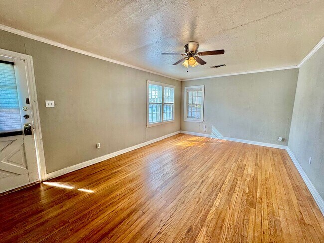 Building Photo - Pre-Leasing - Traditional Home in Tech Terrace near J&B Coffee!
