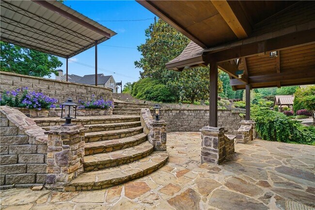 Building Photo - 2115 Kemp Dr