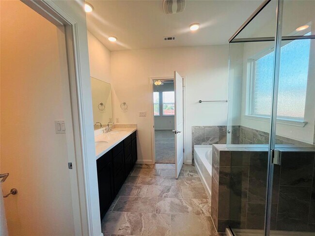 Building Photo - 15220 Holloway Dr