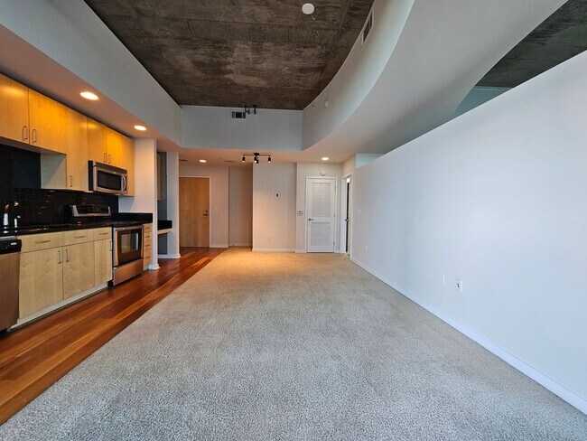 Building Photo - Glass House 1 Bed 1 Bath High Rise Condo w/ Mountain & City Views!!