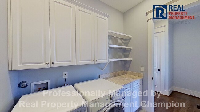 Building Photo - Exquisite Executive Home in Autumn Hall